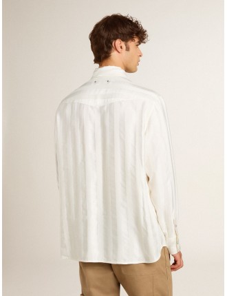 Camicia oversize da uomo di colore bianco vissuto a righe verticali