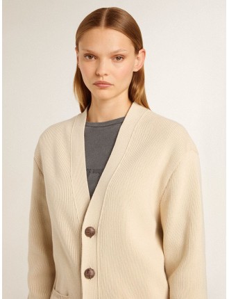 Cardigan da donna di colore beige con scritta 'Golden' sul retro