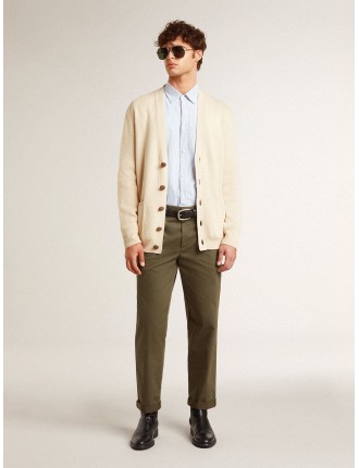 Cardigan da uomo di colore beige con scritta 'Golden' sul retro