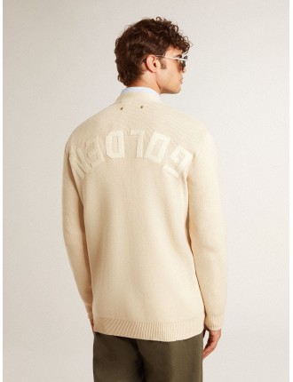 Cardigan da uomo di colore beige con scritta 'Golden' sul retro