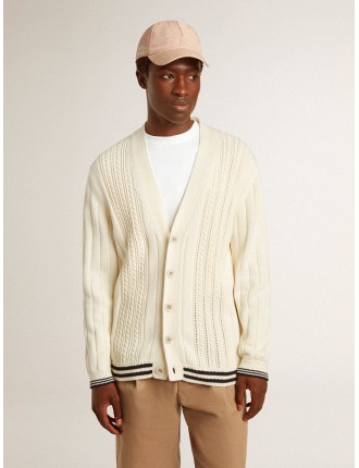 Cardigan da uomo in cotone di colore bianco vissuto con motivo intrecciato e costine blu