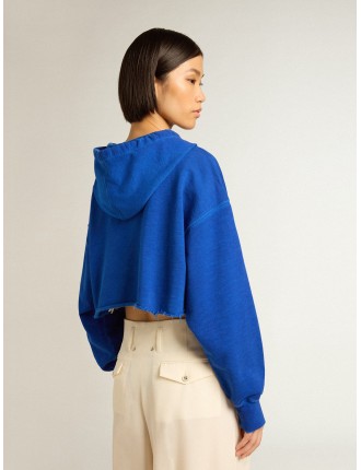 Felpa cropped di colore blu con chiusura a zip e cappuccio