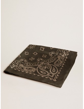 Foulard color verde muschio con motivo paisley