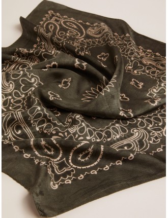 Foulard color verde muschio con motivo paisley