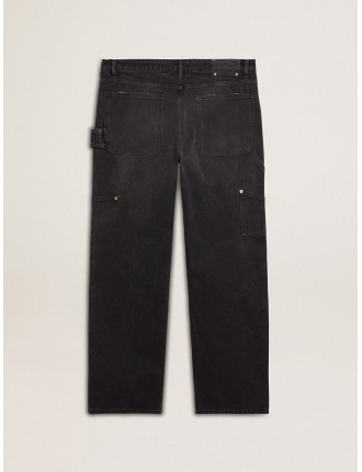 Jeans da uomo in cotone di colore nero effetto distressed con patch frontali