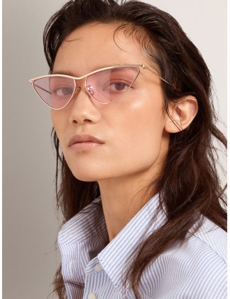 Occhiali da sole modello cat eye con montatura e lenti rosa