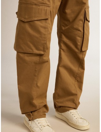 Pantalone cargo color khaki beige