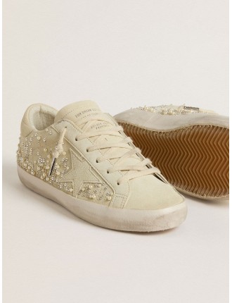 Super-Star Donna in suede beige con perle e cristalli Swarovski