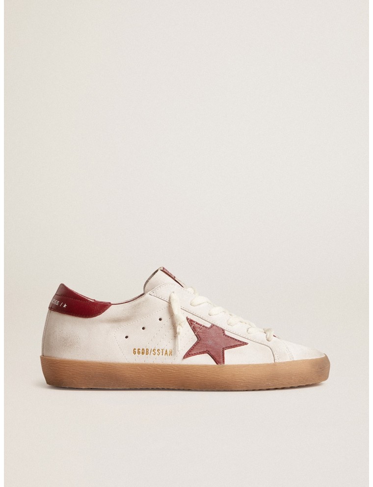 Super-Star in suede bianco con stella e talloncino in pelle bordeaux