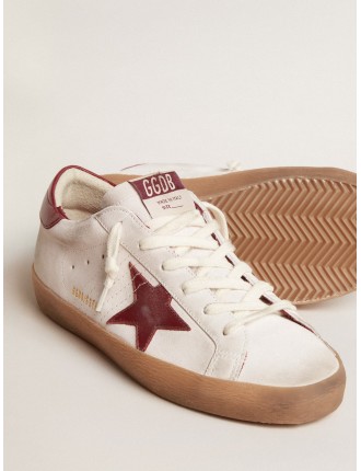 Super-Star in suede bianco con stella e talloncino in pelle bordeaux