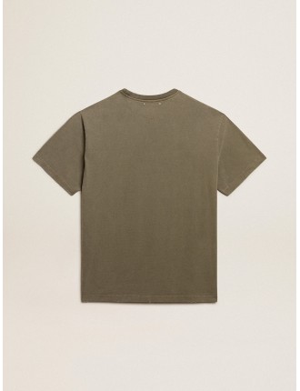 T-shirt color verde oliva dal fit regular con scritta Golden sul davanti